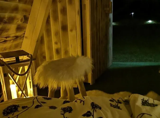 Glamping Alp Hut In Garden Park Kamp alanı *